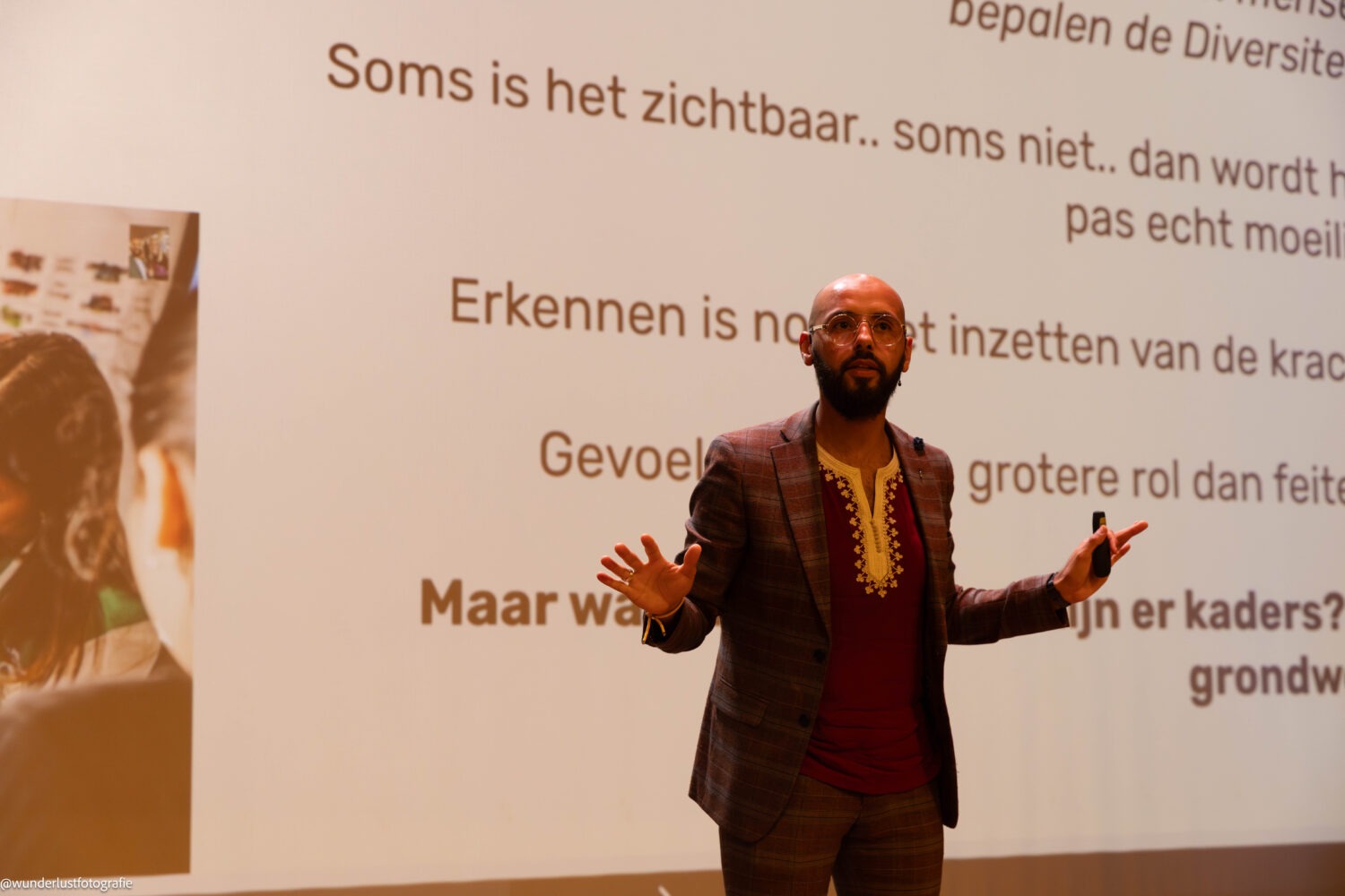 Karim Amghar tijdens zijn keynote op de Cultuur & School Utrecht Inspiratiedag 2024