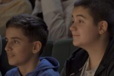 Leerlingen van Ithaka bij de voorstelling Hierwaardaar van De Dansers en Het Filiaal