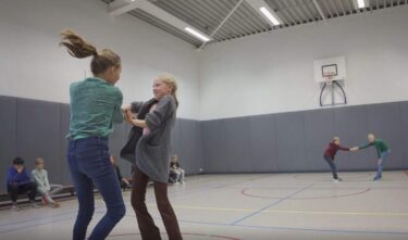 Leerlingen van De Hoge Raven volgen de workshop Hierwaardaar