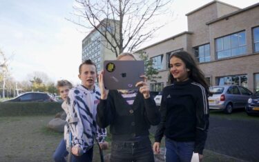 Leerlingen van De Oase volgen de workshop Filmtrailer maken van Hoogt on Tour